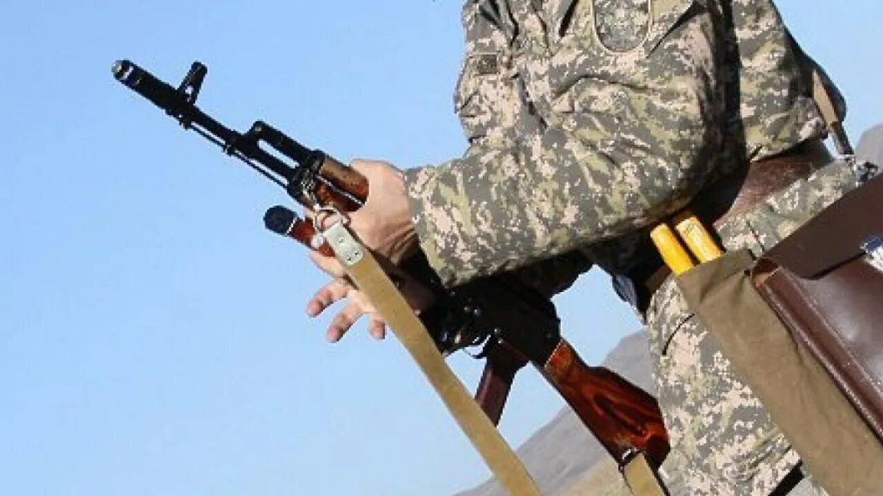 Сбежавший с оружием. Неосторожное обращение с оружием. Армянский солдат с ружьем. Солдат с автоматом за спиной. Срочник с автоматом.