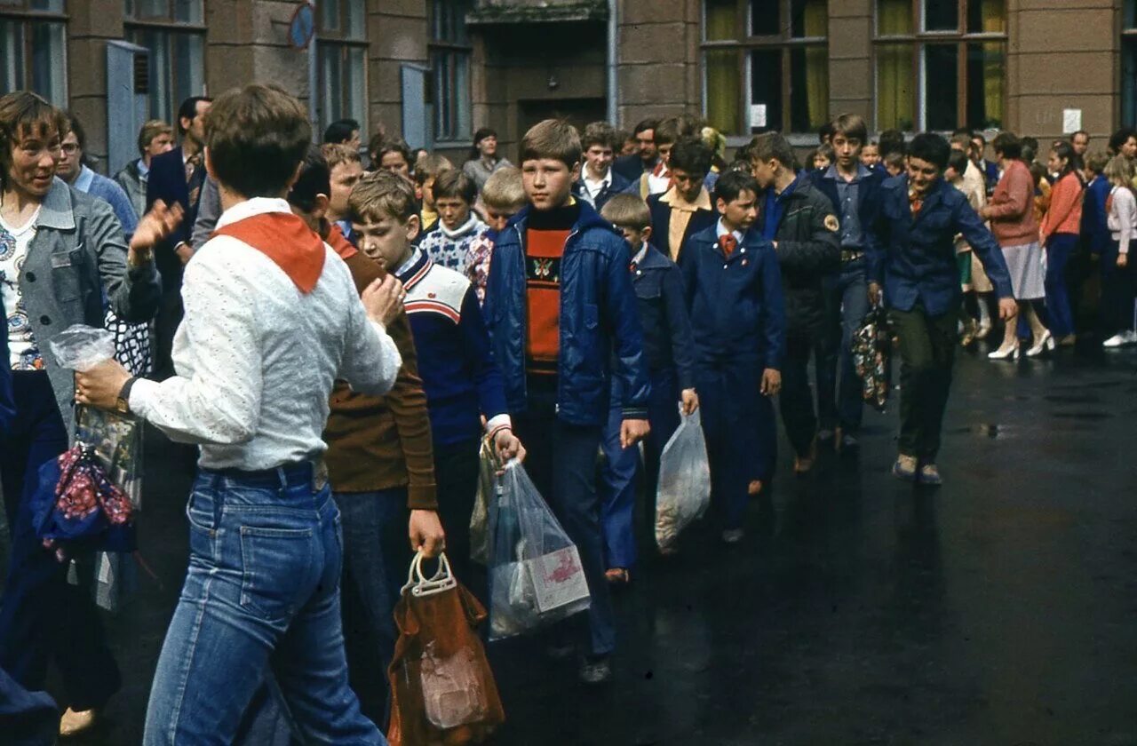 Люди 80х. Джинс в 80е в СССР. СССР 80х пионеры лагерь. 80е годы в СССР джинс. Пионерский лагерь 1980е.