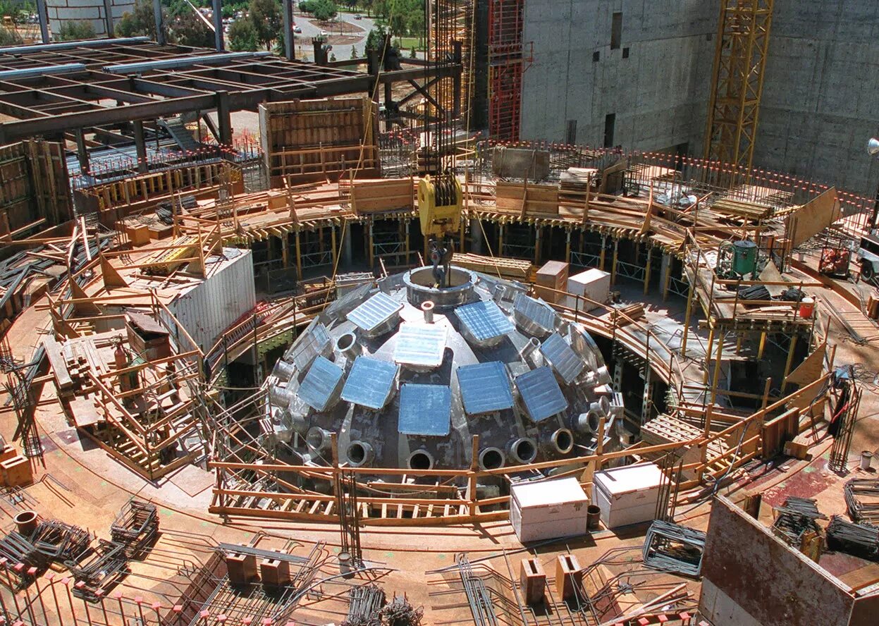 Самый первый реактор в мире. Ядерный реактор токамак. Nif лазерный термояд. Реактор nif. National ignition facility nif.