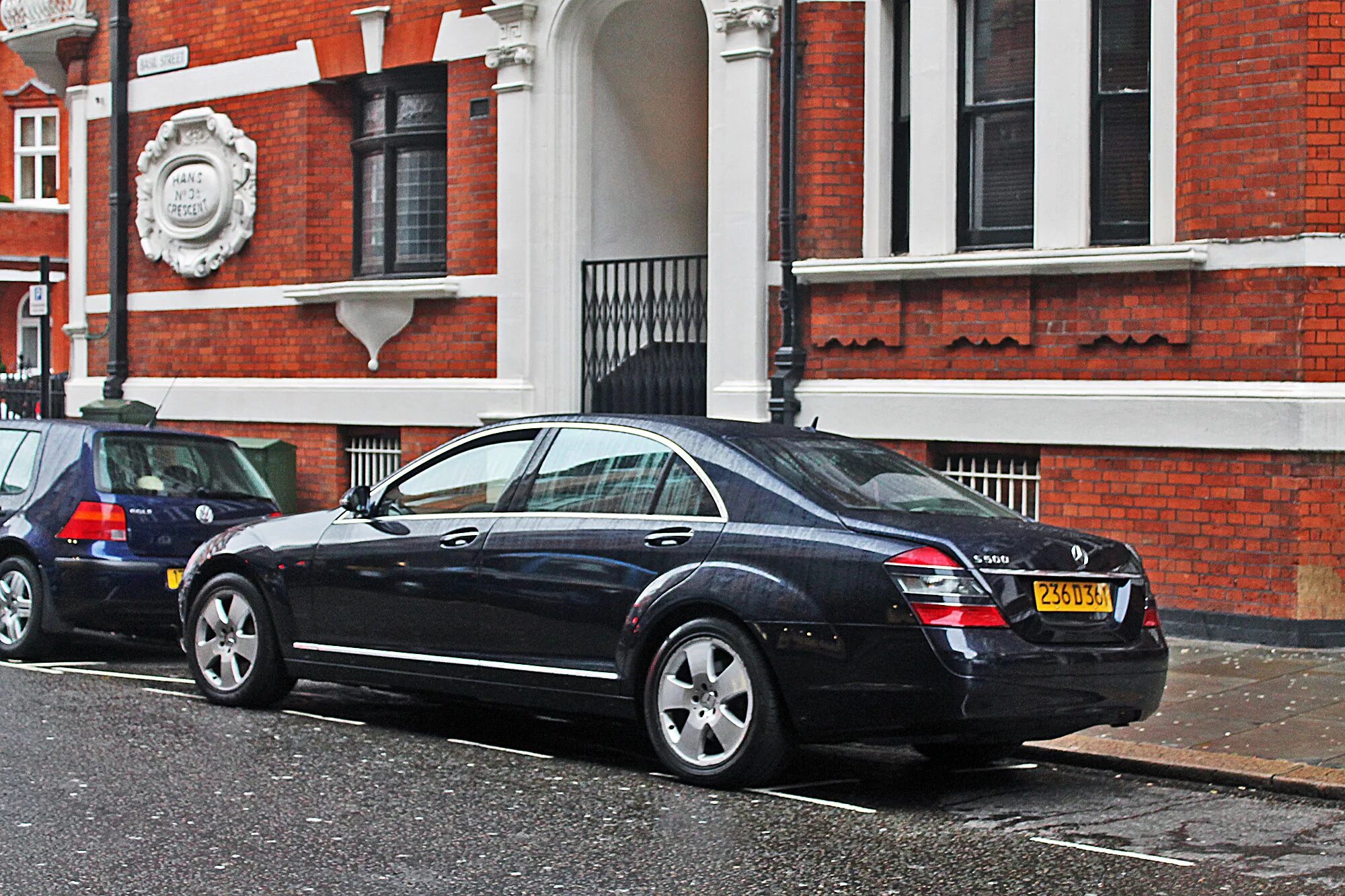 Машина посол. Дипномера d028. Машина посольства Великобритании. Дипломат номера Великобритании 001d1. Дипломат красные номера Великобритании 001d1.