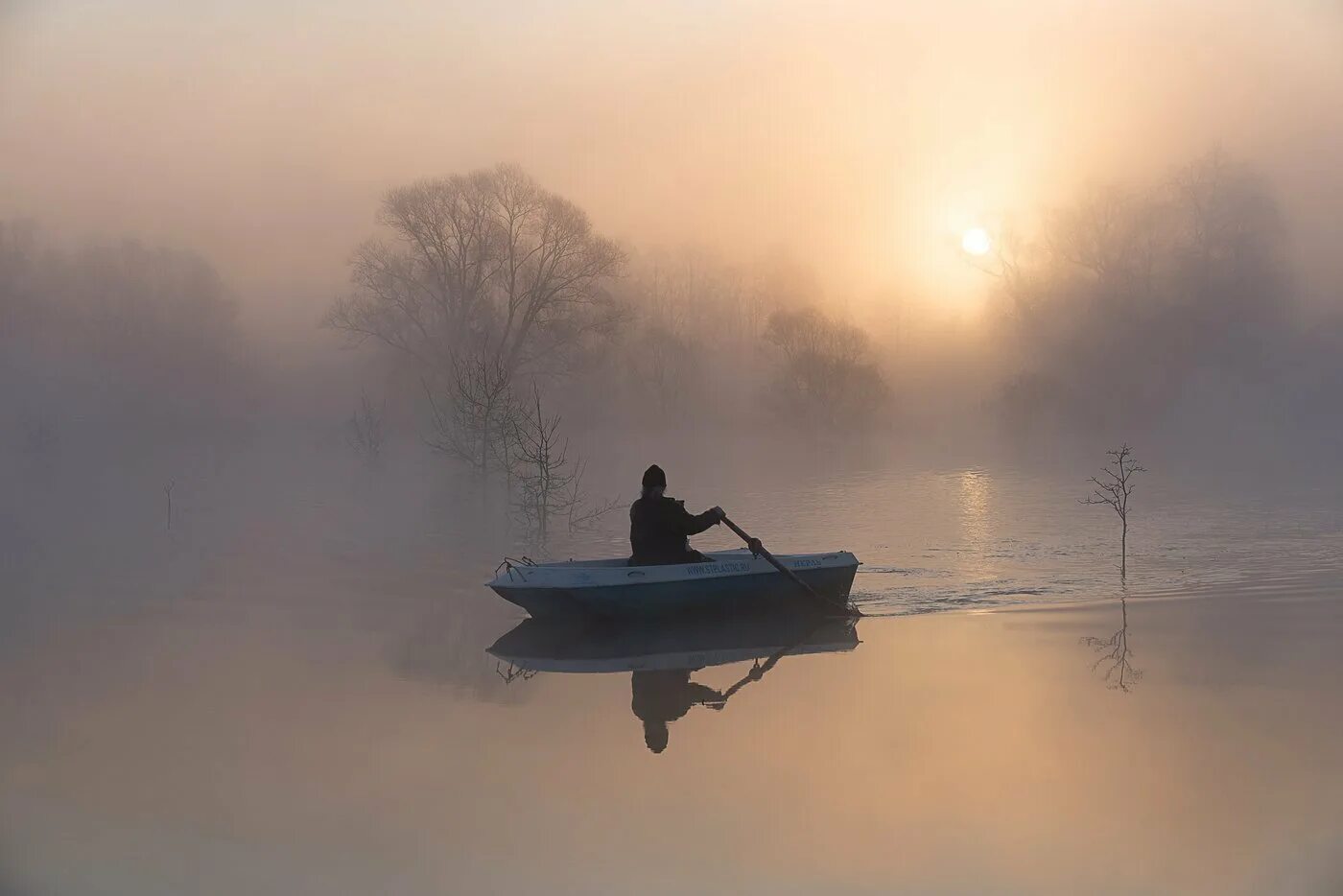 Вдали плывет. Лодка в тумане. Рыбак на лодке в тумане. Одинокая лодка. Человек в лодке на озере.