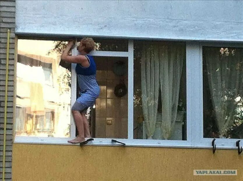 Уборка окон. Девушка моющая окно. Мойка окон. Немытые окна. Баба моет окна.