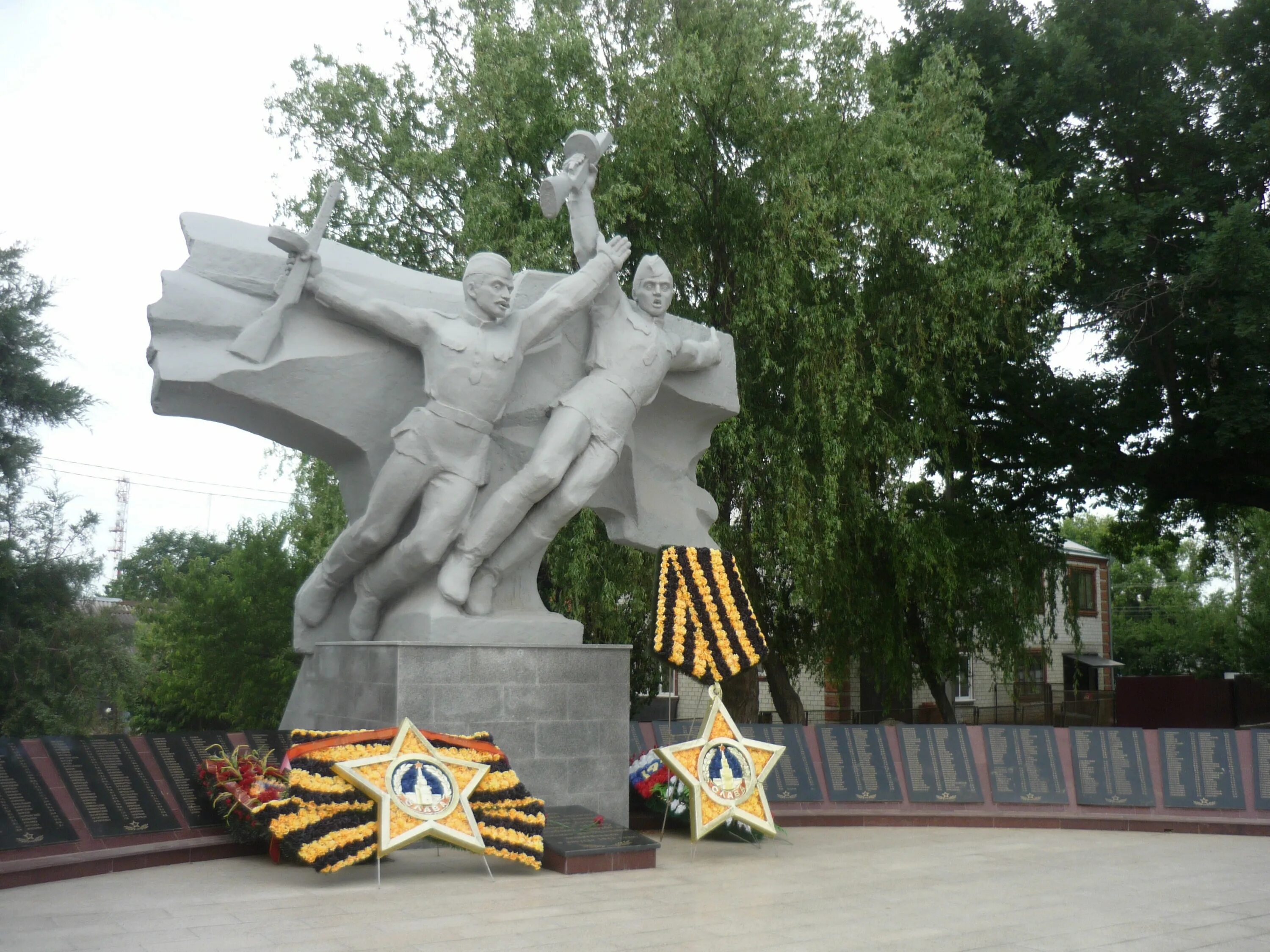 Памятники усть лабинск. Памятник вечный огонь Усть-Лабинск. Город Усть Лабинск. Город Усть-Лабинск Краснодарский край. Усть-Лабинск парк.