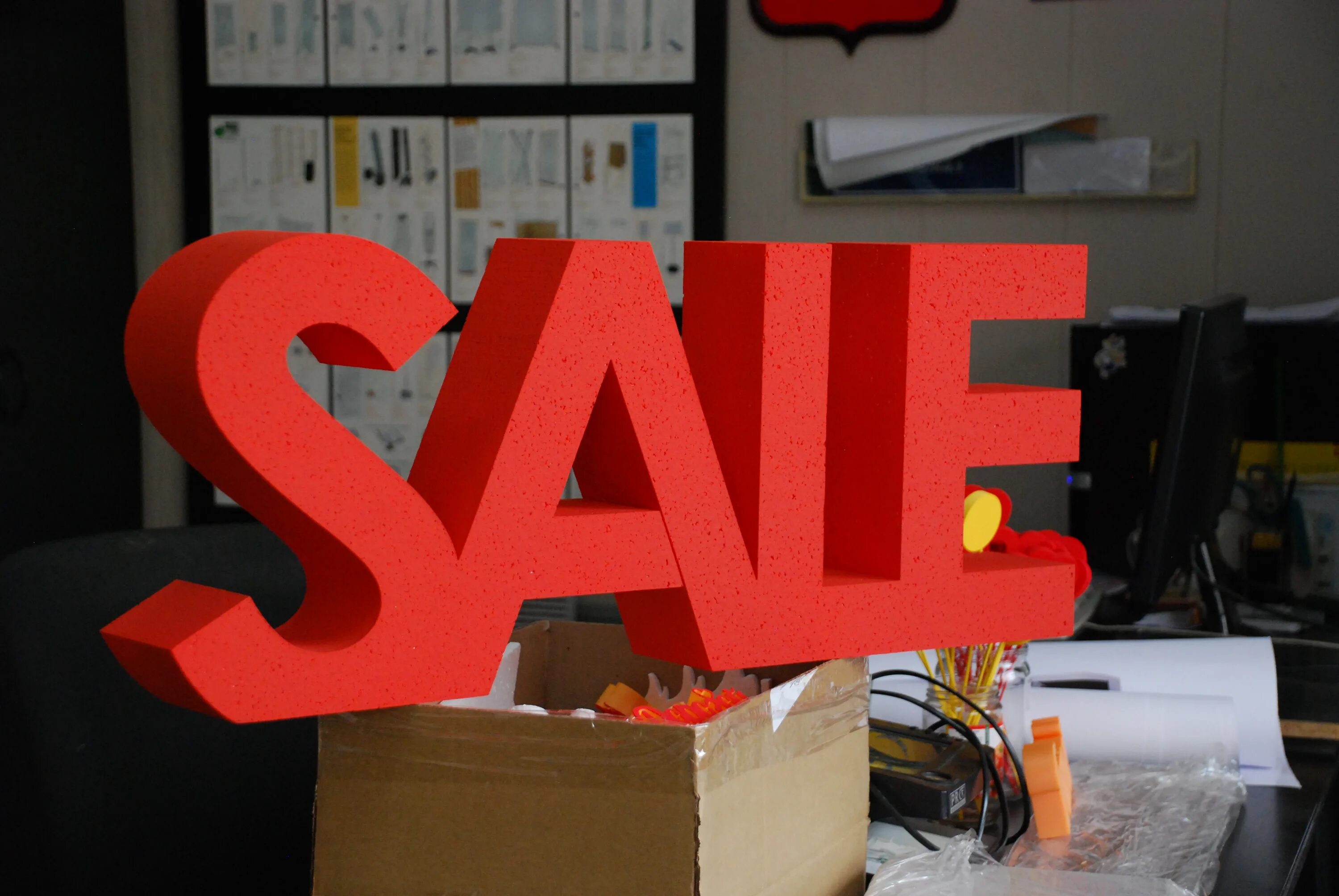 Пластиковые объемные буквы. Объемный логотип из пенопласта. Объемные световые буквы. Ложь рисунок. Оптическая иллюзия буквы.