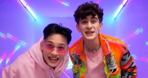 Милохин и бабич обнимаются. Артура и дани. Артура и дани. Артура и дани. Артура и дани.