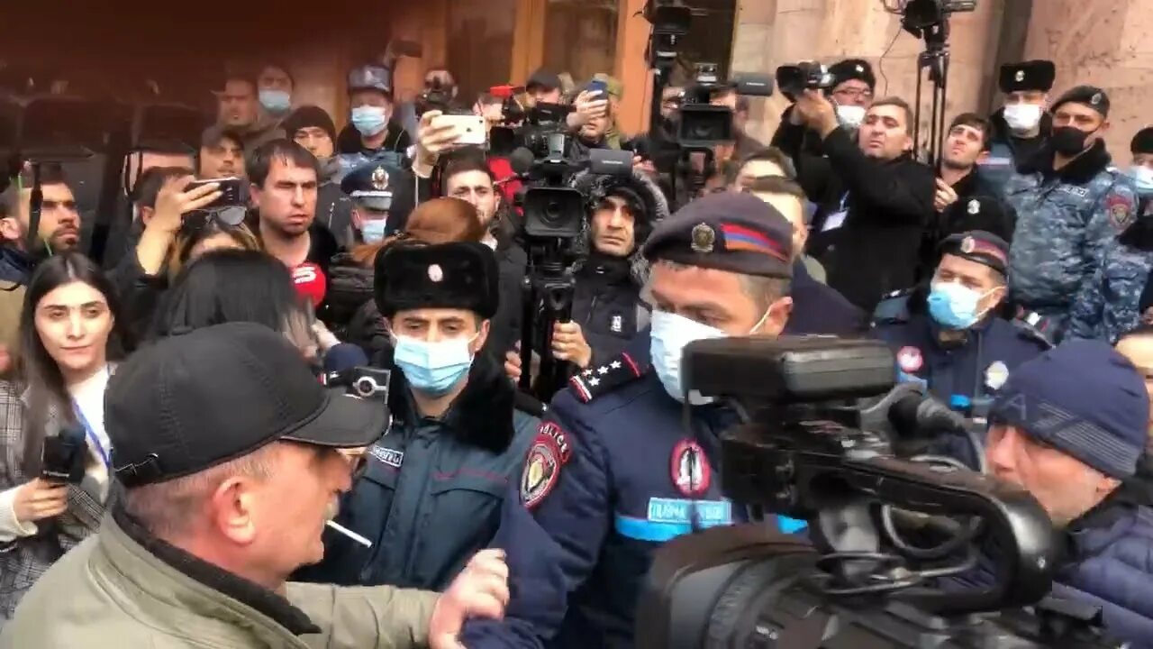 Вооруженные люди ворвались в полицию в ереване. Протесты в Армении 2021. Никол Пашинян на митинге. Протесты в Ереване. Протесты в Армении за Пашиняна.