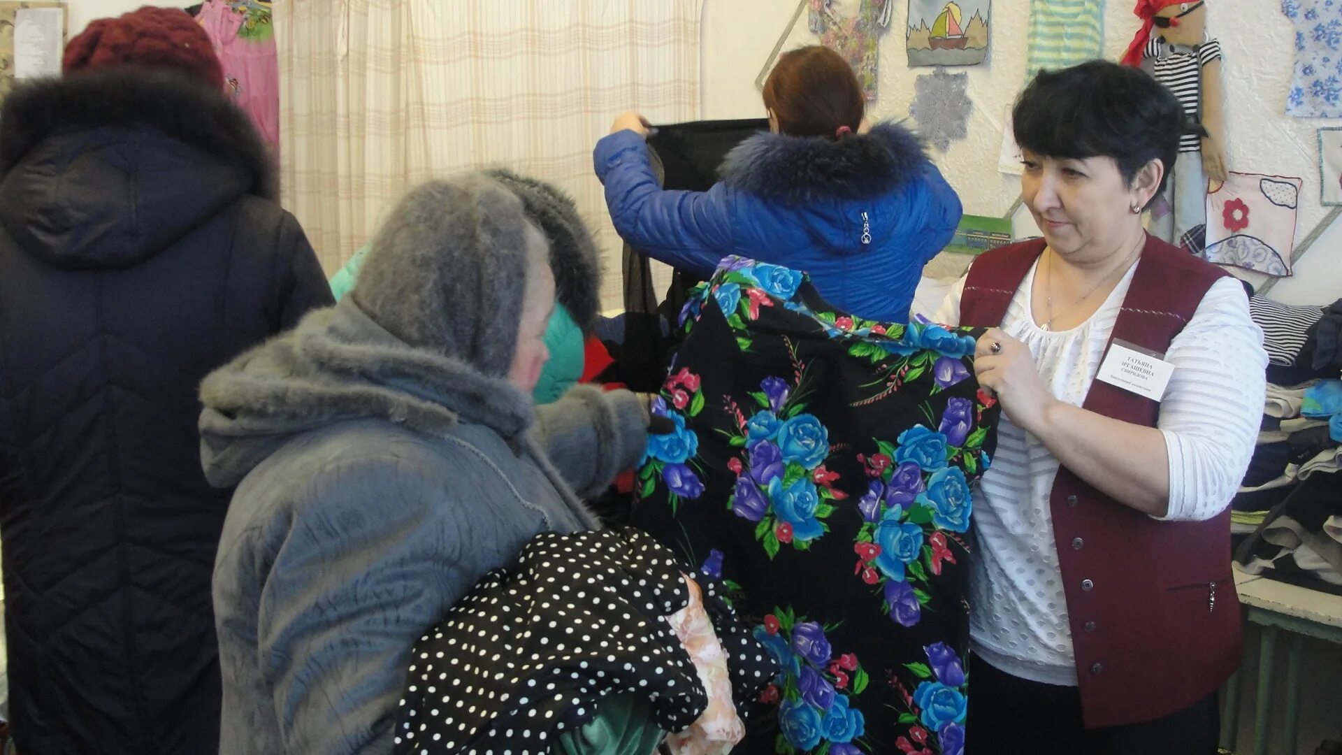 социальная служба помощь вещами. школа с колмогорово. соединённые руки. пункты взаимопомощи. соцзащита каменка.