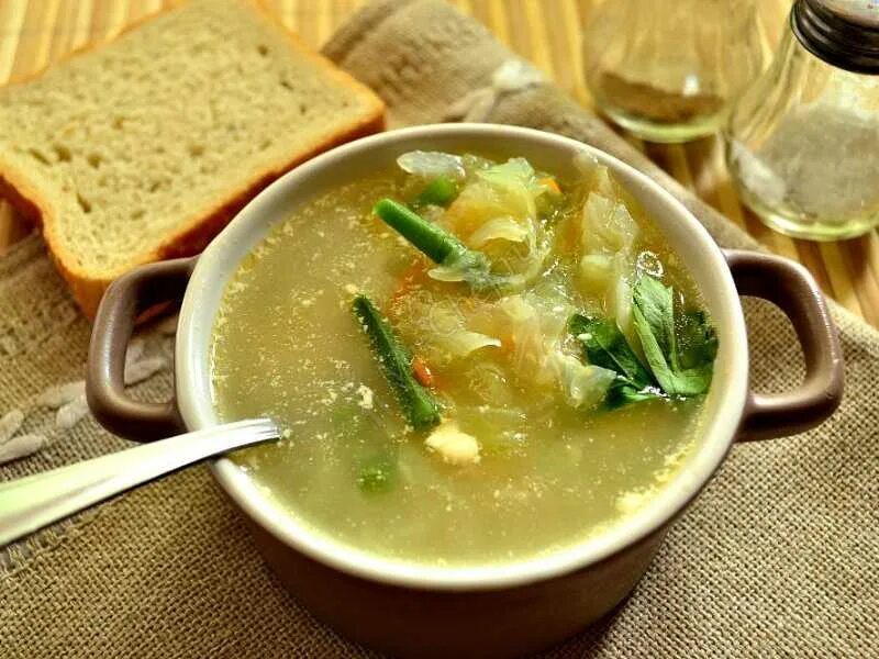 Суп со стручковой фасолью и курицей. Суп из стручковой фасоли. щи со стручковой фасолью. суп из зеленой фасоли. щи с фасолью.