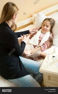 Мама делает уколы дочке