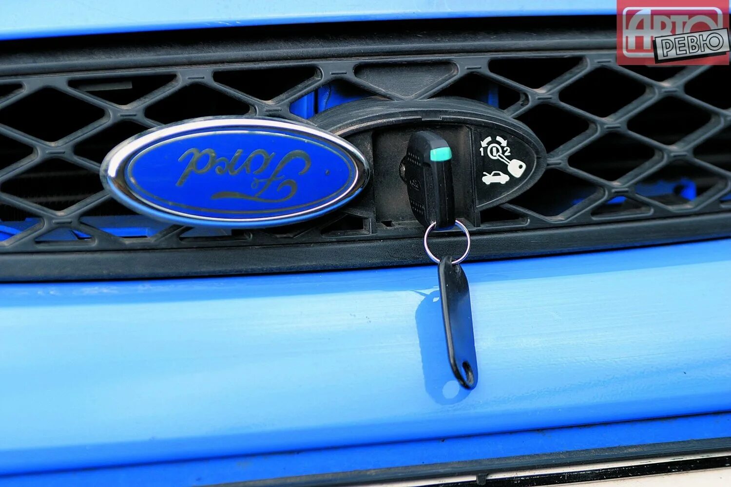 Как открыть форд фокус без ключа. Ароматизатор для автомобиля в виде автомобиля Форд Мондео. Цифры на двери машины Форд. Форд как открывать машину. Как открыть Форд фокус 1 без ключа.