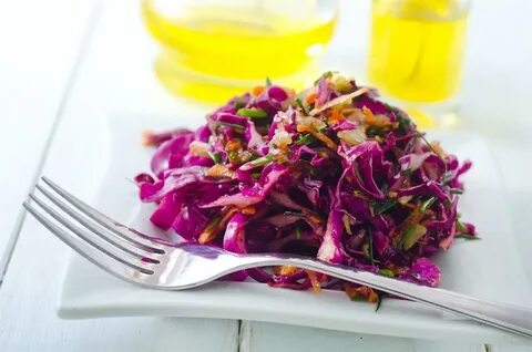 Салат из краснокочанной капусты с яблоком