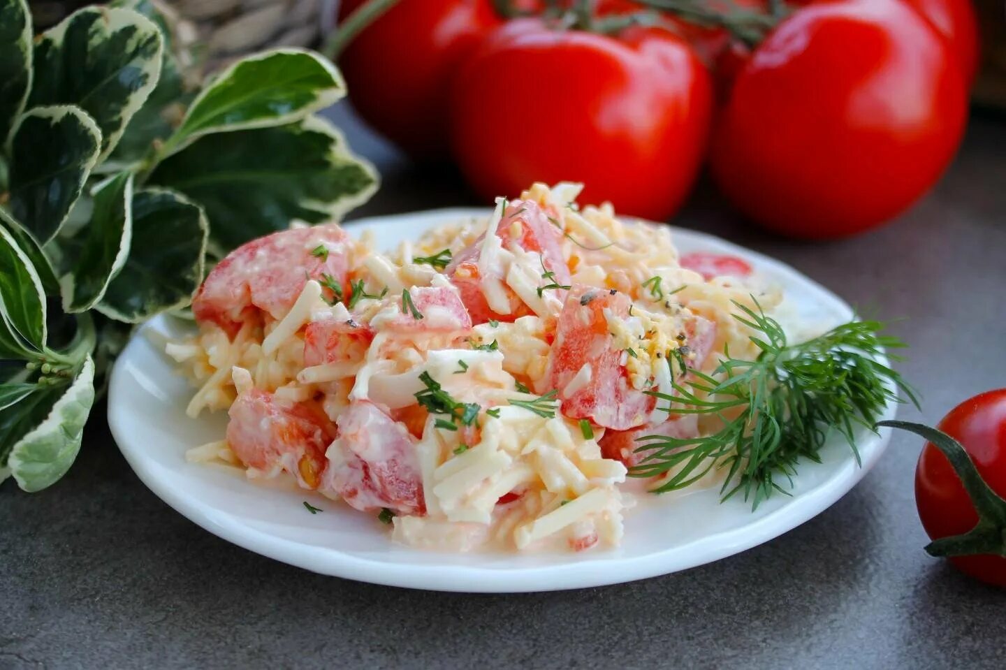 Салат помидоры с чесноком и майонезом. Салат с помидорами и сыром. Салат из помидоров и сыра. Салат помидоры сыр. Салат с помидорами и сыром и чесноком.