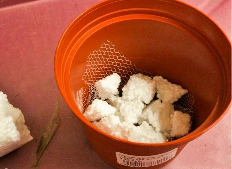 Дренаж для цветочных горшков. Дренажная система для комнатных растений. Комнатные растения керамзит, перлит. Чем можно заменить дренаж. Дренажный слой в горшке.