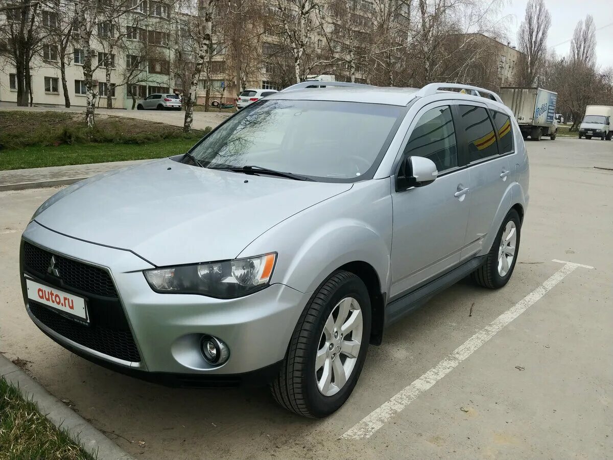 Митсубиси аутлендер 2 купить. Mitsubishi Outlander 2010 года. Митсубиси Аутлендер 2 Рестайлинг. Mitsubishi Outlander 2 Рестайлинг 2010. Mitsubishi Outlander 2,0 АТ 4х2.