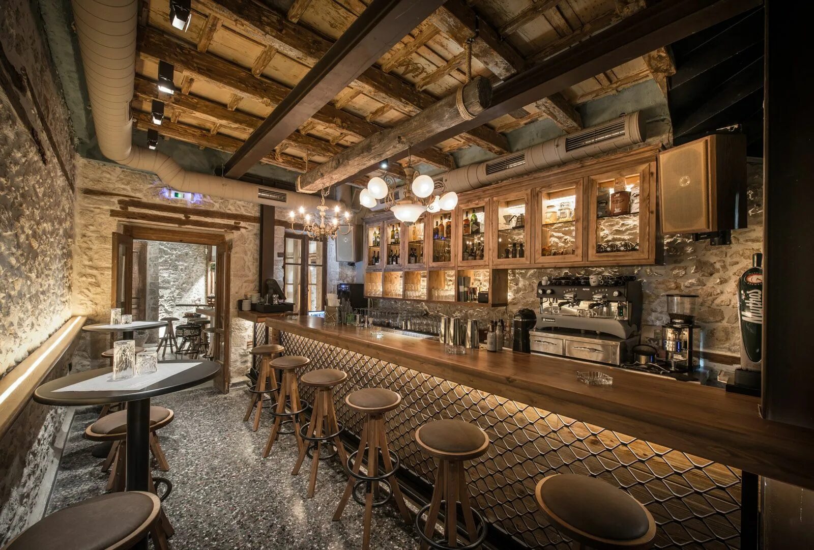 Интерьер в стиле лофт индастриал бар. Стиль паба. Интерьер в стиле паба. Паб в английском стиле. Британский паб интерьер англия.