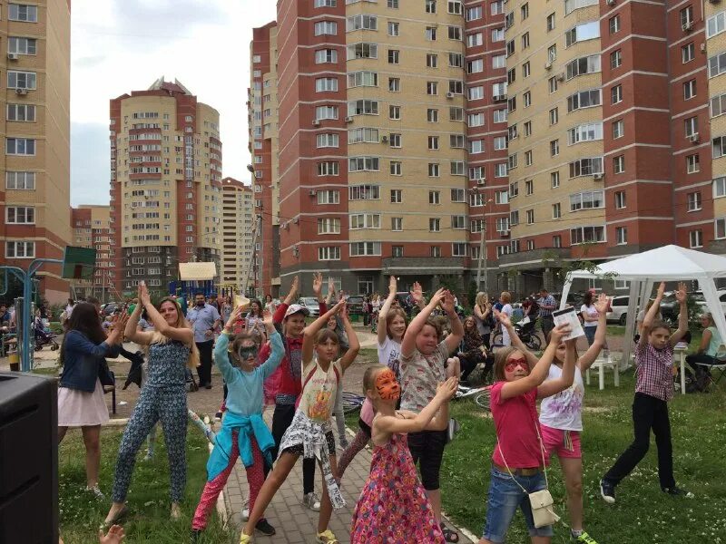 Района квартал песня детский сад. Детская площадка Ялагина Электросталь. Новый садик на Ялагина. Ялагина 5 новая площадка. Улица Ялагина Электросталь спортивная площадка.