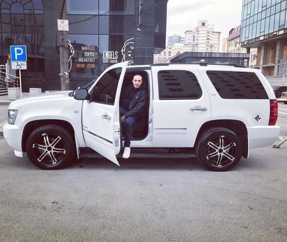 Токсис я прыгаю в тахо набираю всех. Chevrolet tahoe гуфа. машина гуфа тахо. машина гуфа шевроле тахо. белый тахо гуфа.