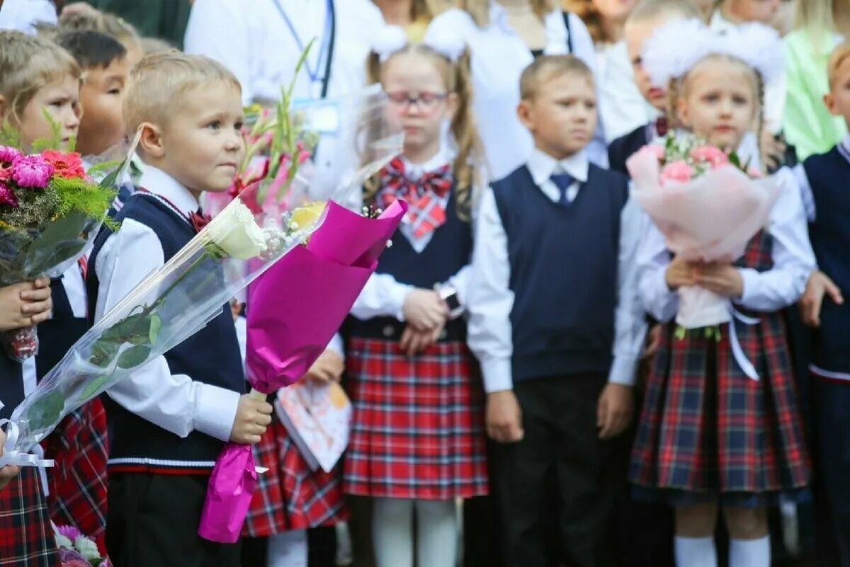 Школьная линейка 1 сентября. 1 Сентября фото. Фото школьника. Линейка 1 класс. Каникулы в школах красноярска