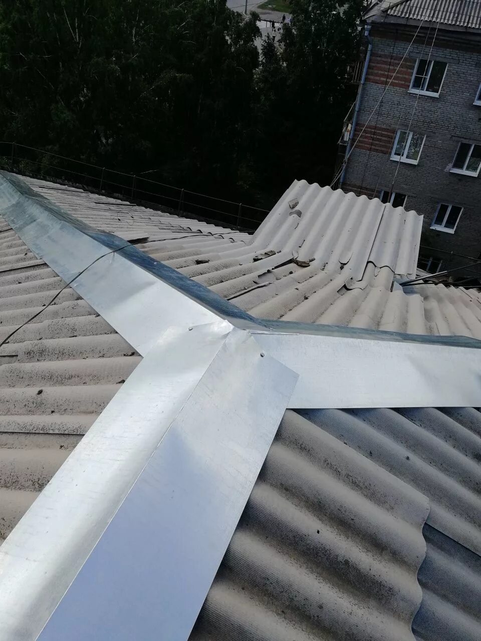 щипцовый элемент ондулин красный. монтаж конька на вальмовой крыше. конек полукруглый для металлочерепицы гранд лайн. Y-образный тройник для круглого конька r110. стыки коньков.