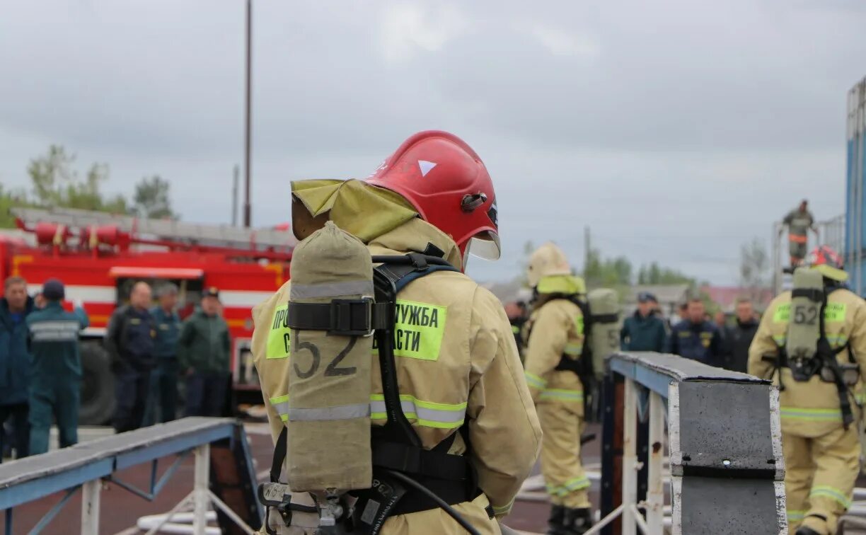 Пожарная полоса. Красная полоса на пожарных столбах.