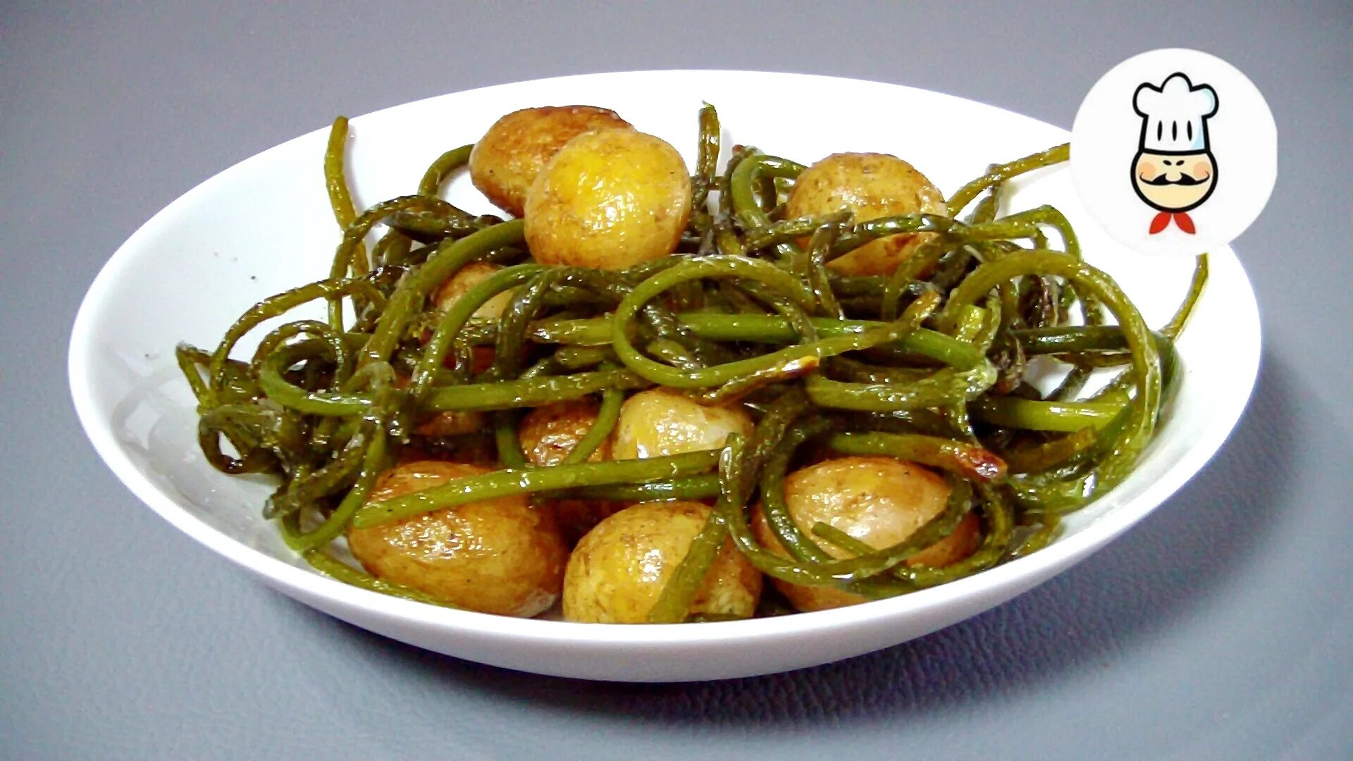 Картофель на сковороде. Картофель по деревенски с розмарином. Запеченный картофель. Печеный чеснок. Молодой чеснок жареный.