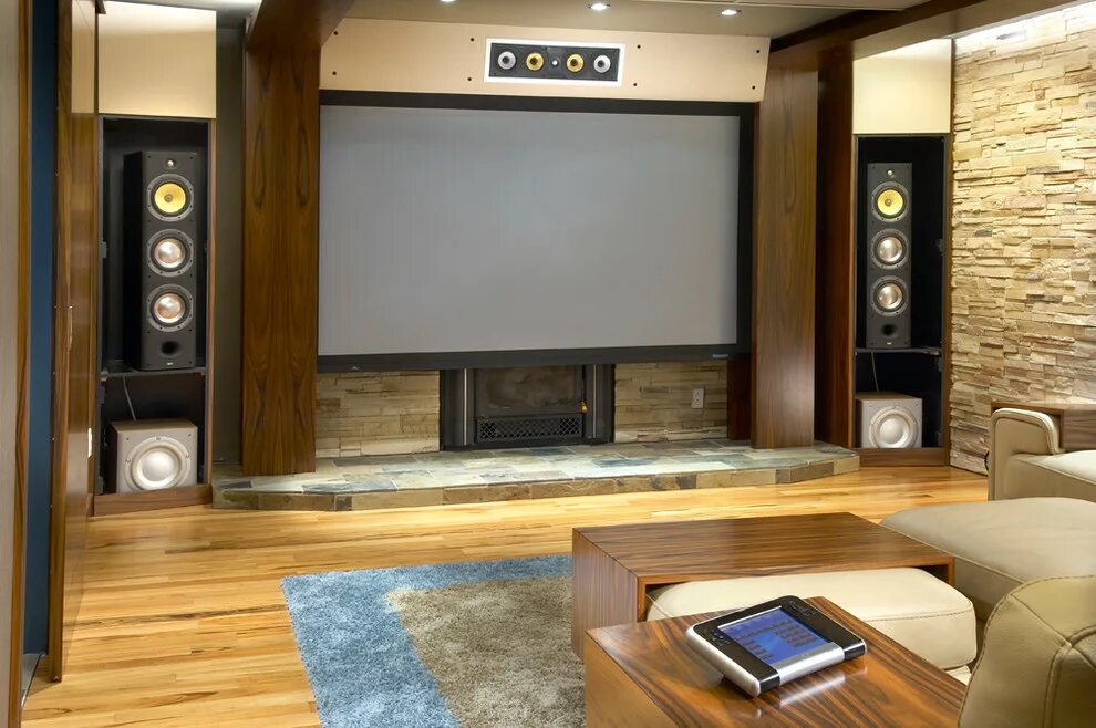 Home theater 2. Акустика для домашнего кинотеатра. Колонки в гостиную. Гостиная с колонками. Акустическая система в гостиной.