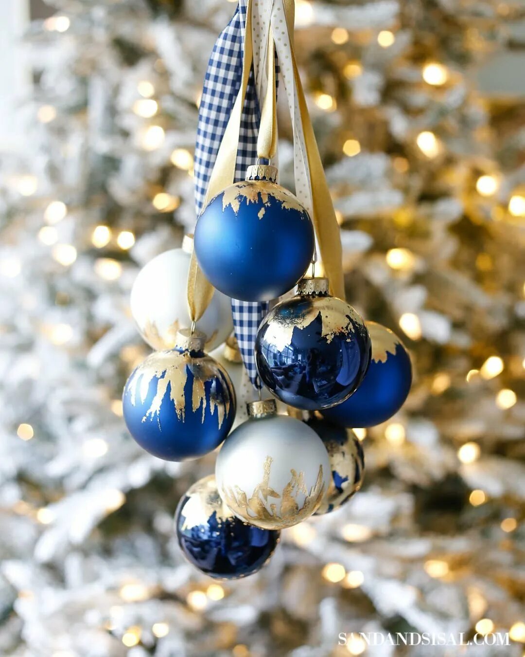 Сине золотые шары. Новогодняя елка с синими шарами. Елочные+украшения+в+голубом+цвете. Новогодний декор в голубых тонах. Елка в сине золотом цвете.