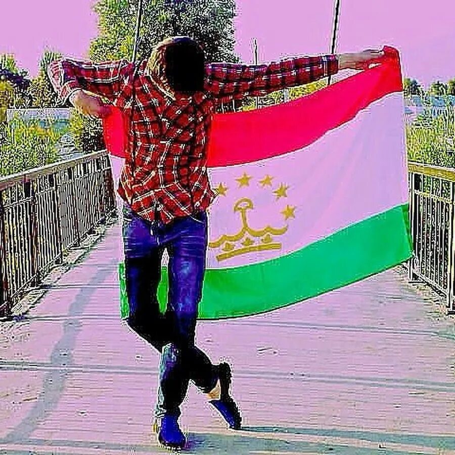 Кайф таджики. Парень с таджикским флагом. Таджичка с флагом. Крутой таджик. Пацан с флагом Таджикистана.