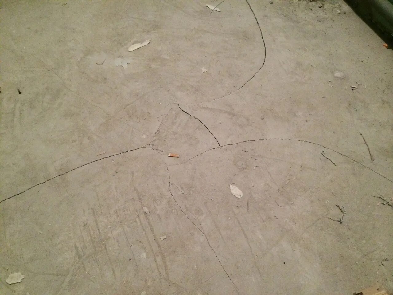 Трещина в полу. Усадочные трещины на стяжке. Потрескалась стяжка пола. Стяжка потрескалась. Микротрещины на наливном полу.