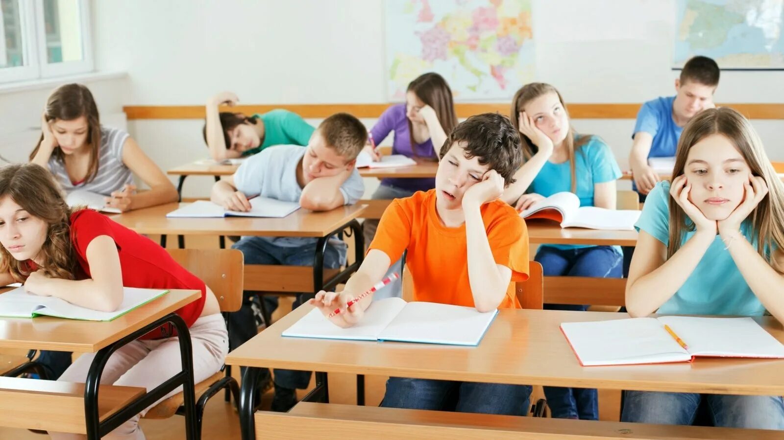 She french at school. Класс с учениками. Дети в классе. Ученик за партой. Школьники в классе.