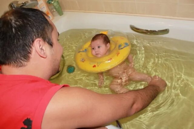 Купание малыша в большой ванне. Купание новорожденного в большой ванне. Мытье младенца в большой ванне. Для грудничка в большую ванную. При купании новорожденного вода попадает