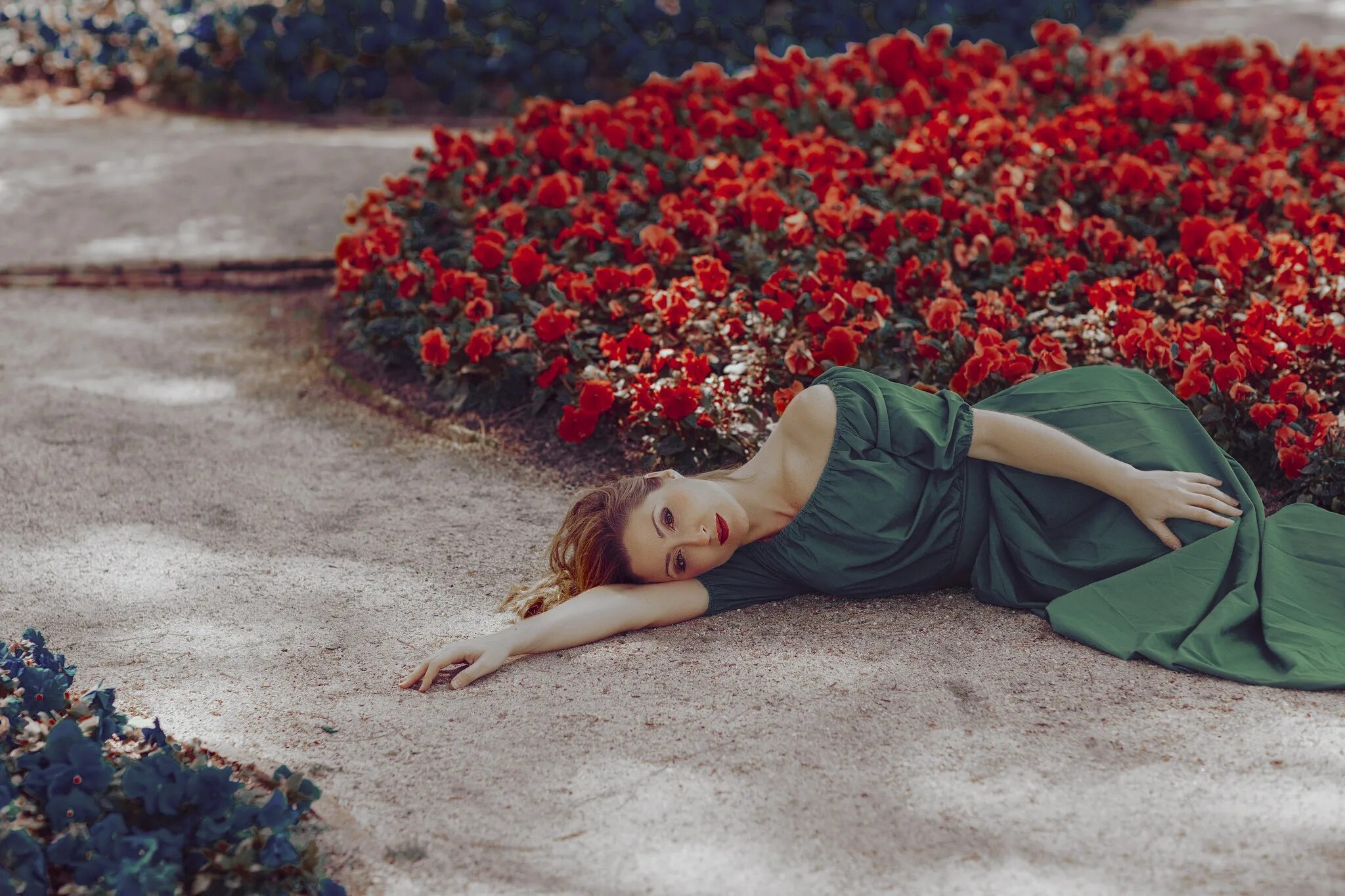 Оригинальные клумбы. Цветники с фигурами девушек статуи. Клумба девушка. Клумба девушка. Клумба платье из цветов.