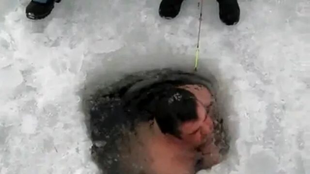 Мужик на зимней рыбалке. Зимняя рыбалка приколы. мужик на рыбалке зимой.