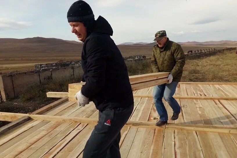 На строительство было отправлено. Проект чабанской стоянке. Строитель на белом фоне. На строительство было отправлено. The dress of bricklayer.