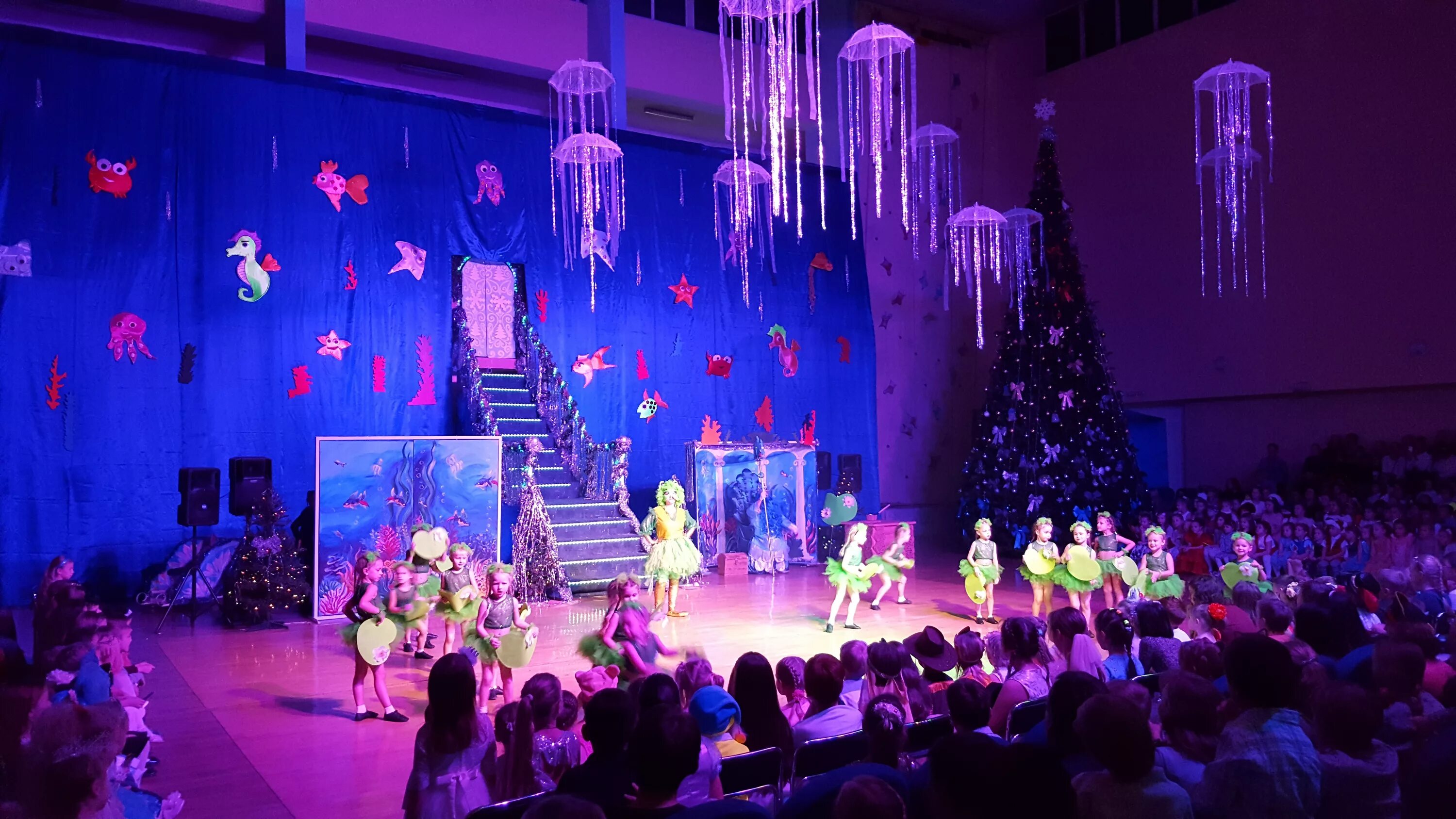 дворец творчества детей и молодежи томск. новогодняя елка в кремле рисунки. волшебная лампа аладдина представление для детей. новогоднее представление подводное царство. новогоднее представление афиша.