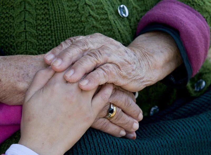 Руки бабушки и внука. Grandmas hand. Застрявшие кольца на пальцах ужасные картинки. Grandmas hand. Бабушкины руки.