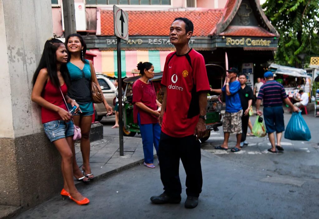 Thai streets. Волкин стрит Тайланд проституция. Филиппинцы девушки на улицах. Девушки на улицах Бангкока. Детская проституция в Азии.