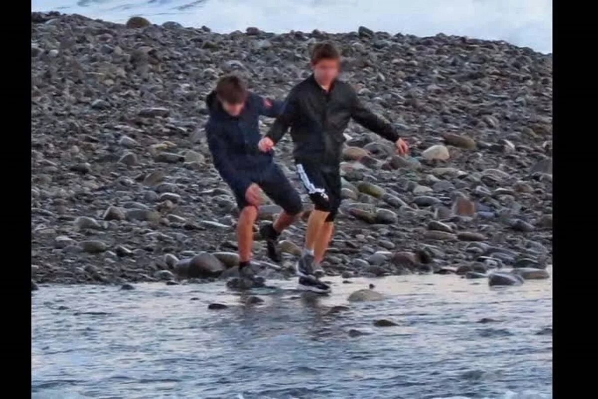 Подростков унесло в море. Сочи развлечения для детей. Лагерь путина в сочи. Утонувшие в абхазии. Сочи парк отель оздоровительный комплекс 3 сочи.