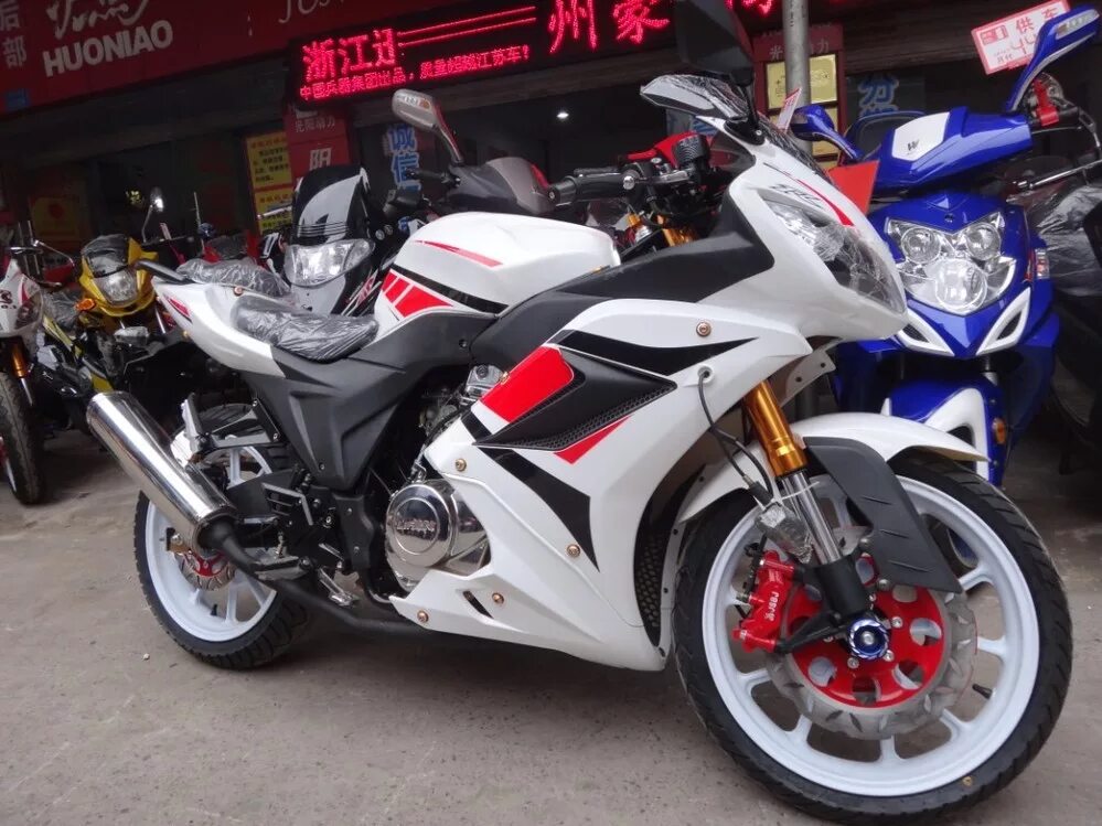 Китайский спортбайк 250 кубов. 250cc китайский мотоцикл. Loncin мотоциклы. Мотоцикл на китайском. Спортивный мотоцикл 250 кубов с водяным охлаждением.