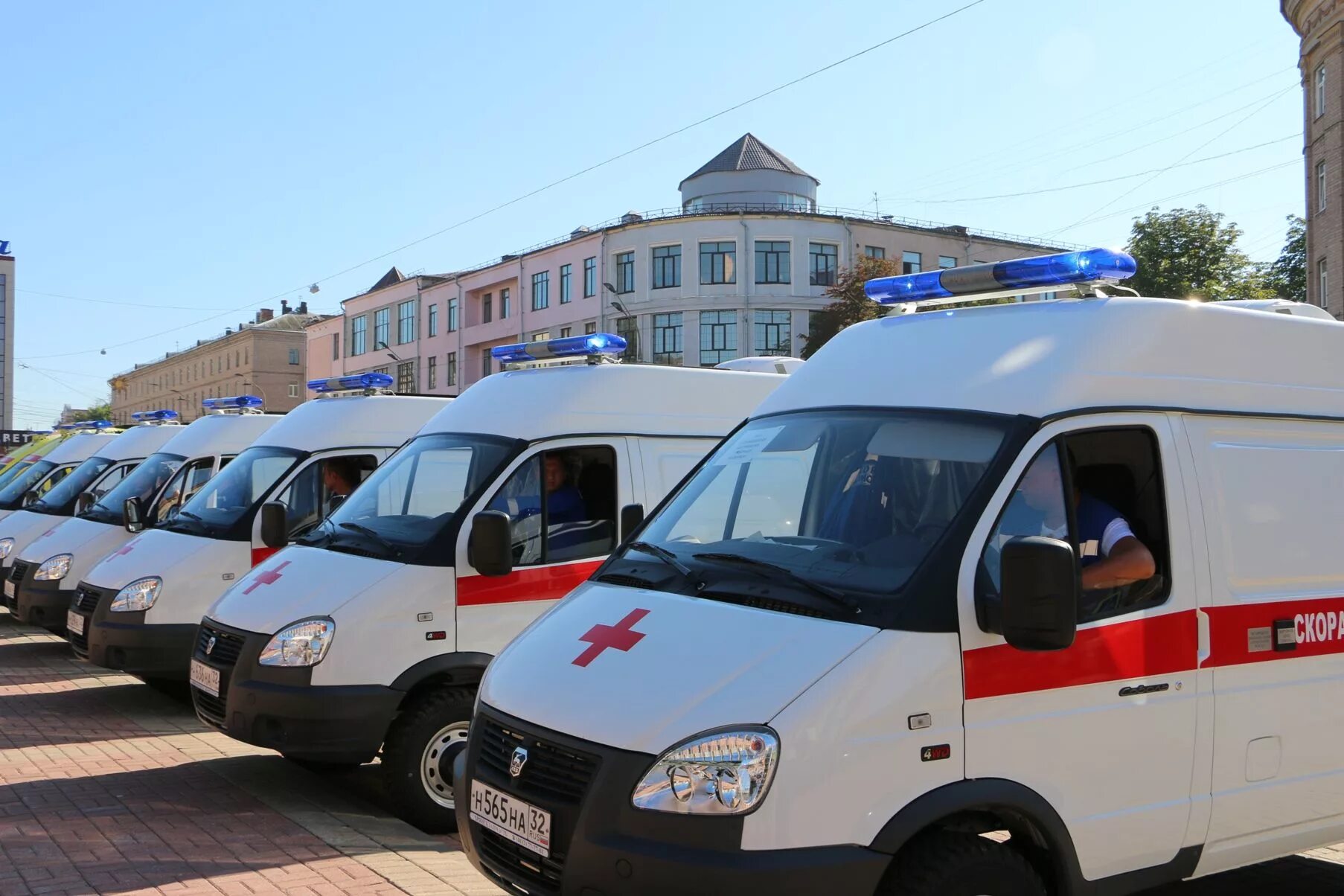 Станция скорой помощи Брянск. Машина скорой помощи. Автопарк скорой помощи. Парк машин скорой помощи.