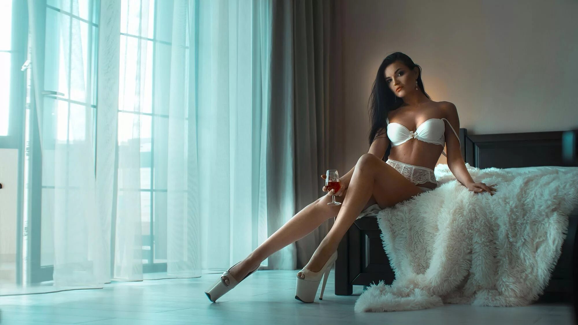 Lingerie high heel. В Нижнем белье на каблуках.