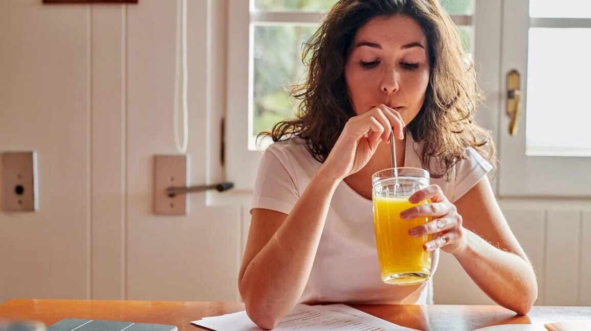 Пьет сок написать. Пьет апельсиновый сок. Девушка пьет сок. Девушка пьет апельсиновый сок. Девушка с апельсиновым соком.
