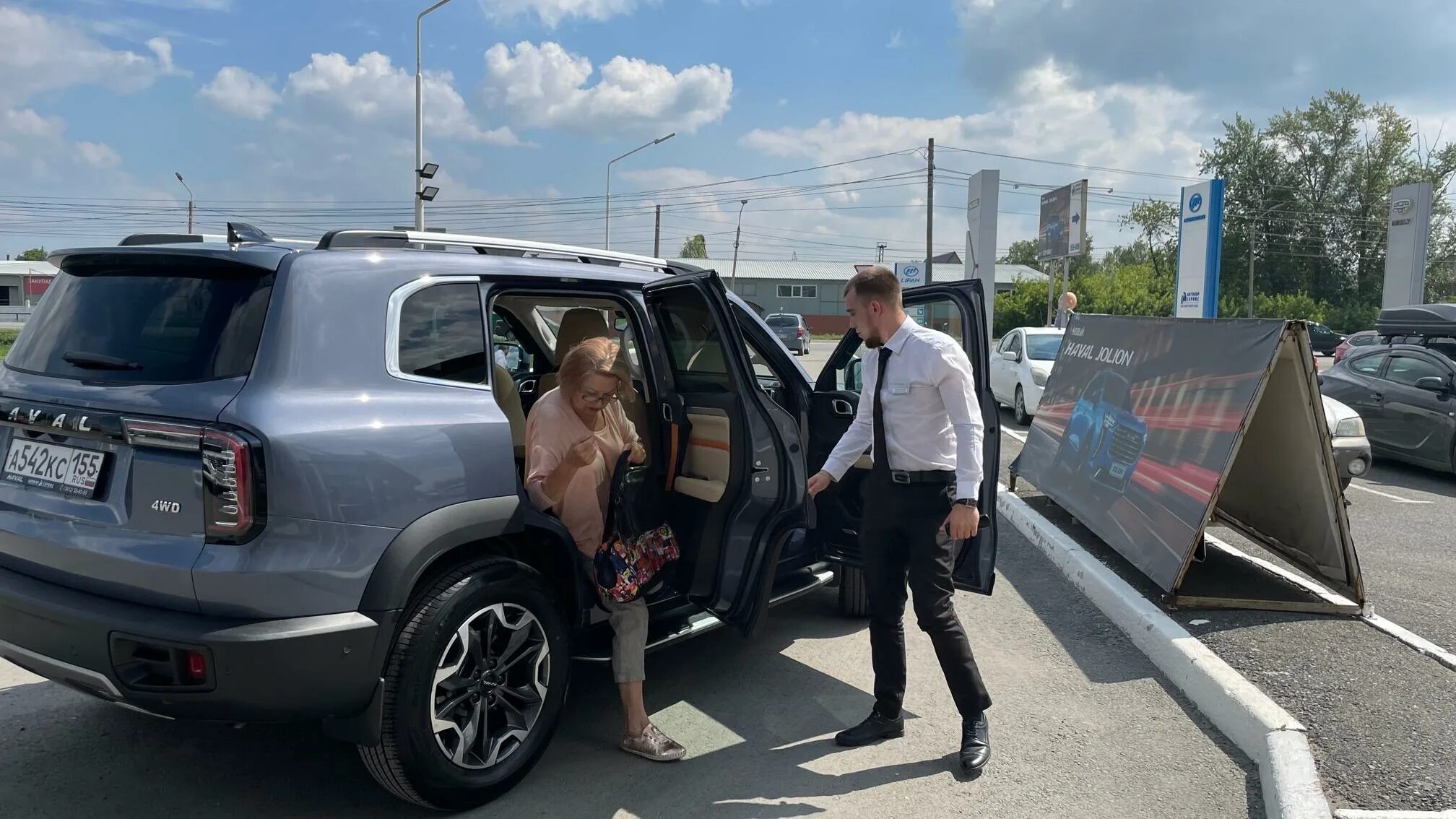 Haval dargo салон. Оператор клубного сервиса. Клубный сервис дарго. Клубный сервис. Haval dargo r20.