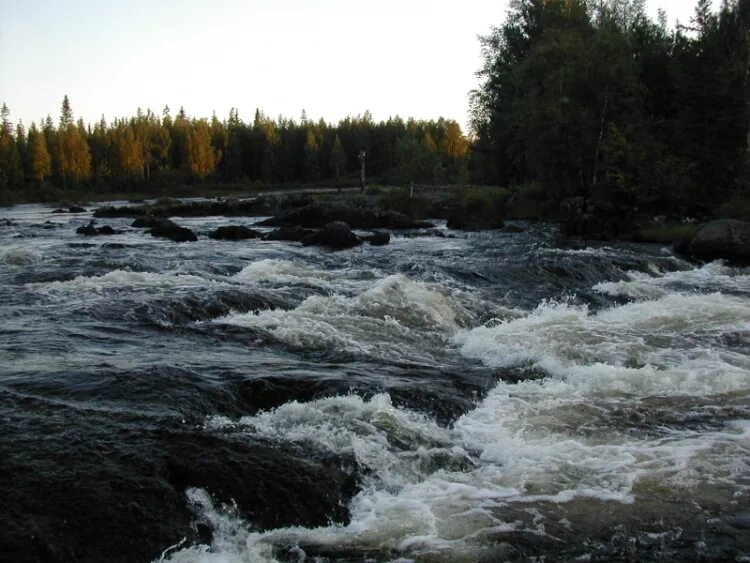Москва-река изменяется в разных временах года. Зима лето фото. Как река цивиль изменяется в разные времена года. Как меняется река охта в разное время года. Набережная реки охты.
