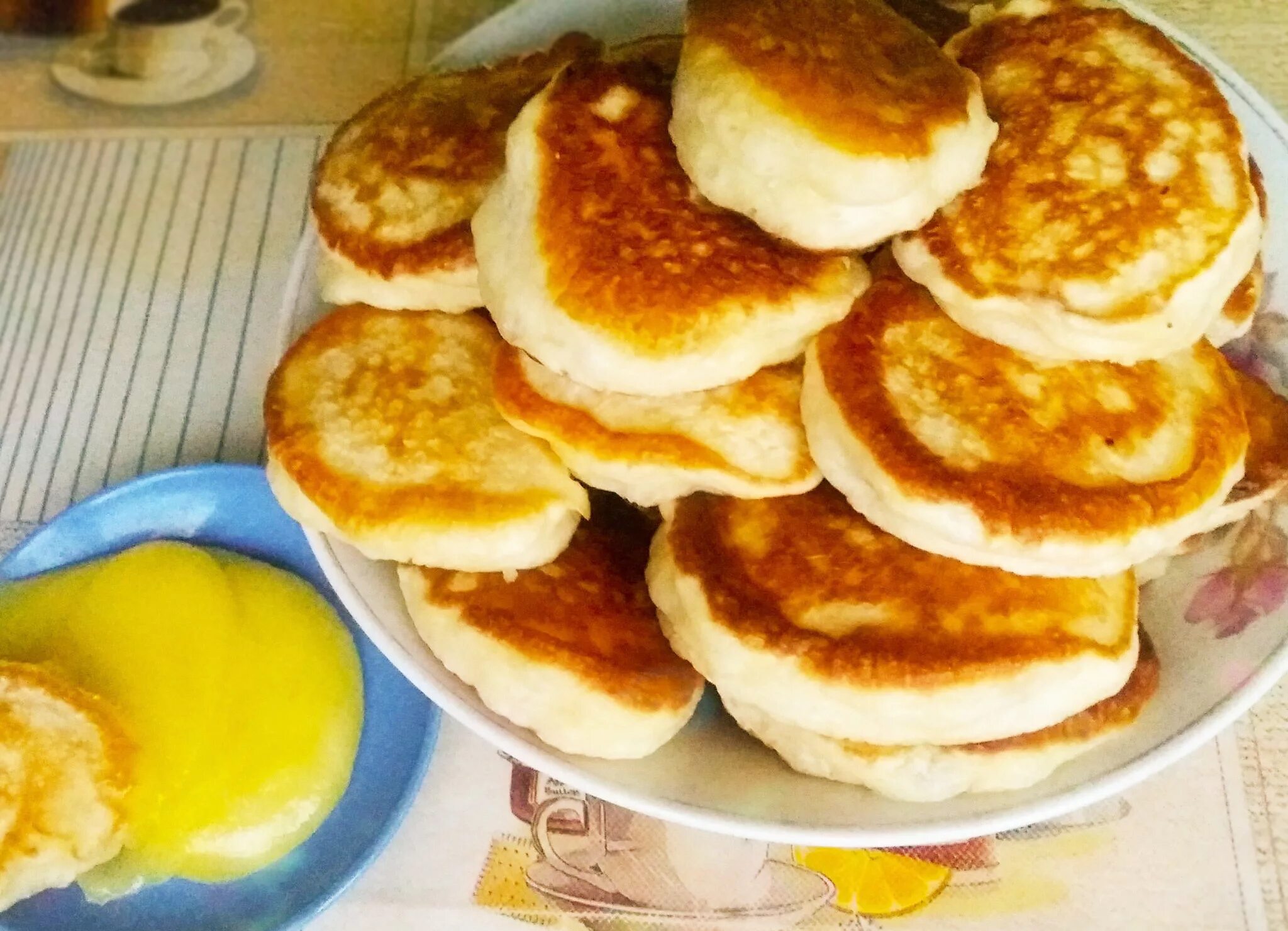 Дрожжевые оладушки. Оладьи на молоке с дрожжами. Оладушки на дрожжах пышные. Оладьи дрожжевые пышные. Рецепт оладушек на воде с дрожжами