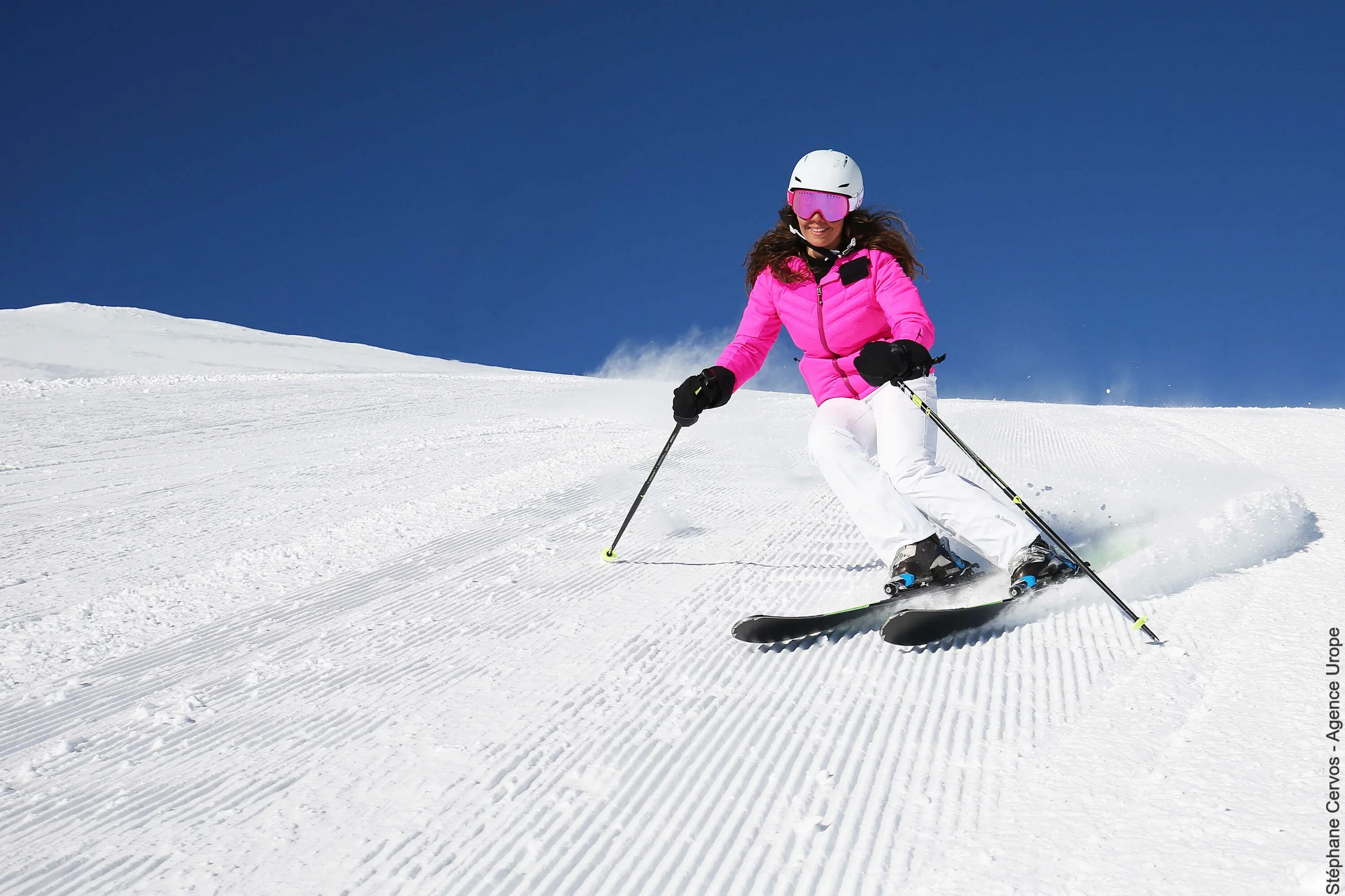 We like skiing. Горные лыжи. Девушки на горнолыжном. Горнолыжный тренажер фотосток. Дети на горных лыжах.