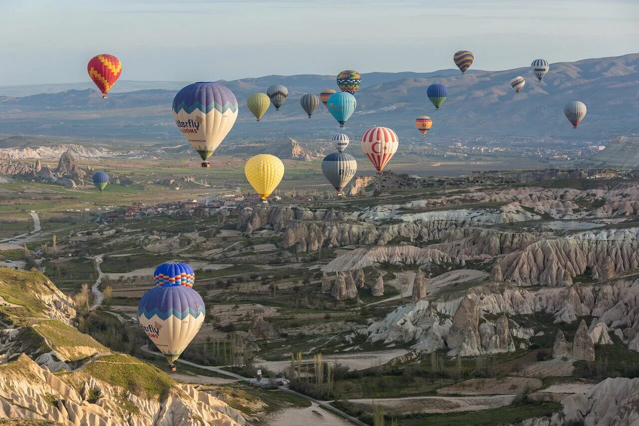 Шары в турции каппадокия. Воздушный шар в Турции Каппадокия. Каппадокия парад шаров. Каппадокия полет на воздушном шаре.