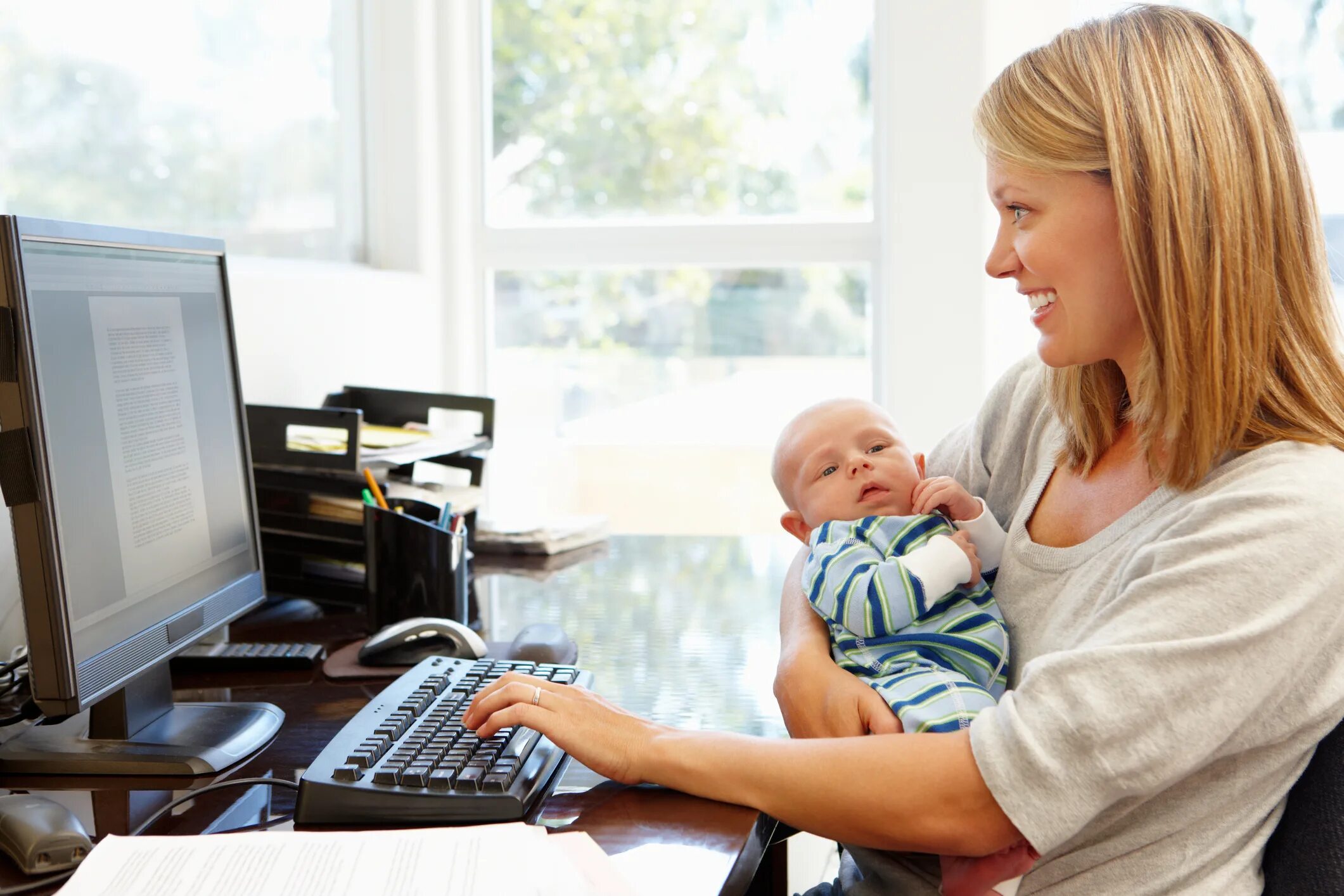 Женщина с ребенком у компьютера. Женщина с ребенком за компьютером. Женщина в декрете.