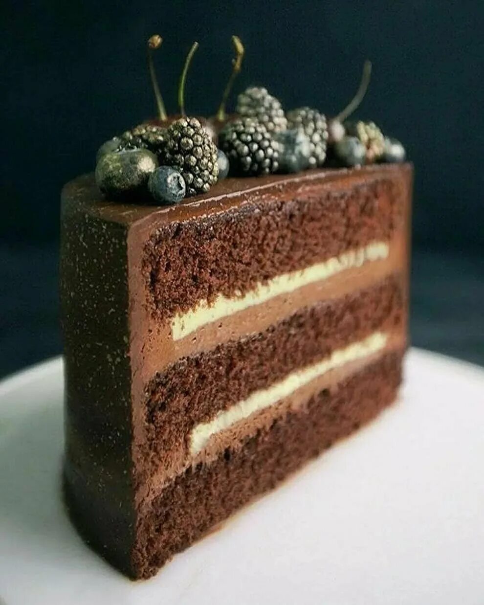 Торт с шоколадным ганашем. Шоколадный торт. Шоколаднвй Торо. Шоколадный бисквит для торта. Крашение торта ЕС ганаше.