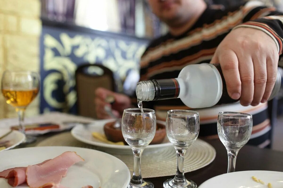В какое кафе можно со своим алкоголем. Застолье с выпивкой. застолье с алкоголем. застолье с водочкой. застолье с водкой.